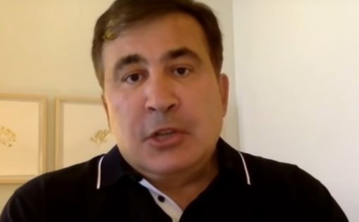 Саакашвили поприветствовал своих сторонников "сердечком" из окна камеры