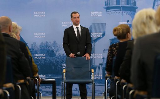 Медведев призывает "Единую Россию" брать пример с КПСС