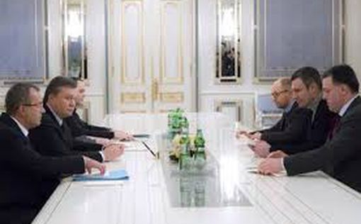 Три лидера оппозиции и Янукович подписали соглашение