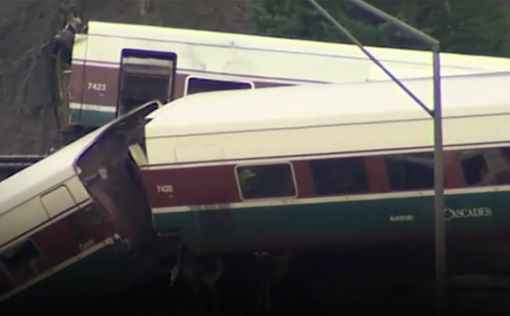 США: поезд рухнул на шоссе, три погибших