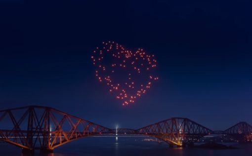 В Шотландии Новый год отметили грандиозным шоу дронов. Видео
