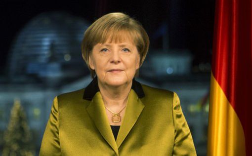 Меркель встала на костыли и отменила ряд визитов