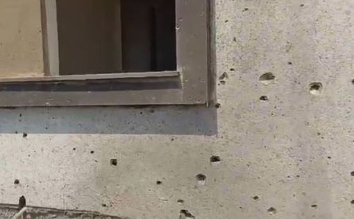 В Кацрине осколками изрешетило стену дома: видео