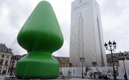 В Париже французы разрушили скульптуру-"секс-игрушку"