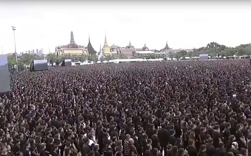 Десятки тысяч тайцев пришли почтить память умершего короля
