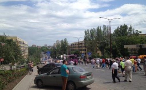 В Донецке погром: толпа идет к резиденции Ахметова