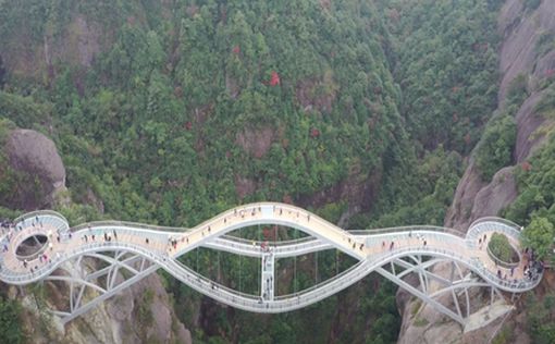 В Китае снова открылся изгибающийся мост | Фото: AFP
