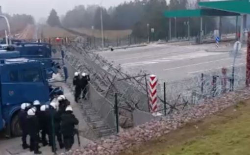 Белорусские силовики вывозят мигрантов от границы в неизвестном направлении