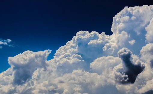 Ученые объяснили, почему облака "плывут по небу"