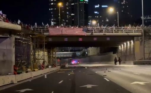 С огромным американским флагом: Протестующие закидали камнями шоссе Аялон
