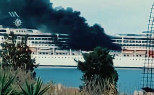 В греческом порту полыхает круизный лайнер