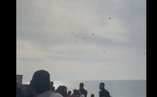 Иорданцы сбросили гуманитарную помощь на парашютах - но ее унесло ветром в море
