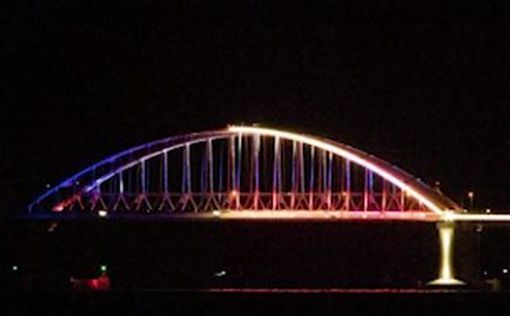 На Крымском мосту включили подсветку (видео)