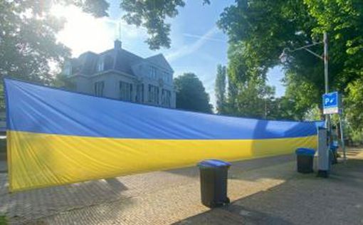 В Гааге ежедневно поднимается гигантский украинский флаг