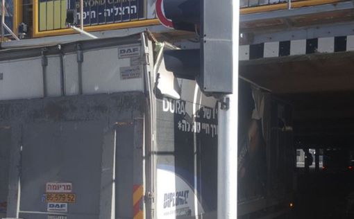 Грузовик закупорил "мост мэрии" в Тель-Авиве