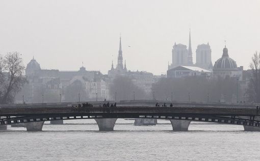 Париж окутал смог