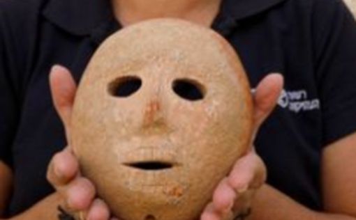 В Израиле показали 9000-летнюю ритуальную маску