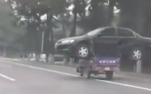 Китайца оштрафовали за перевозку авто на трицикле