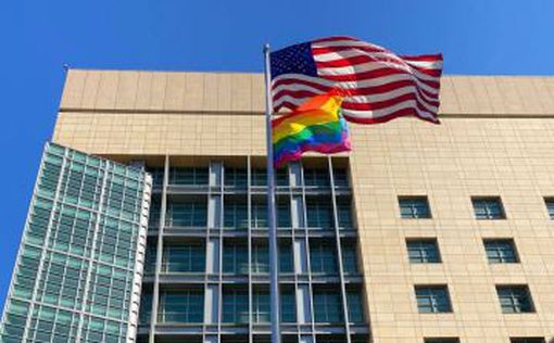 Посольство США в Москве подняло ЛГБТ-флаг