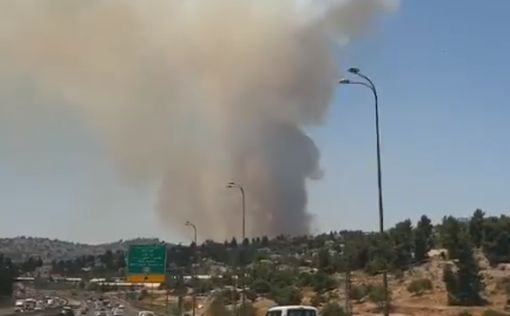 Сильный пожар угрожает кибуцам Абу-Гош и Яд Ха-Шмона