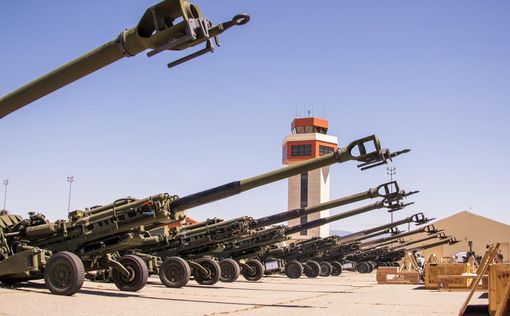 В США грузят 155-мм гаубицы для Украины