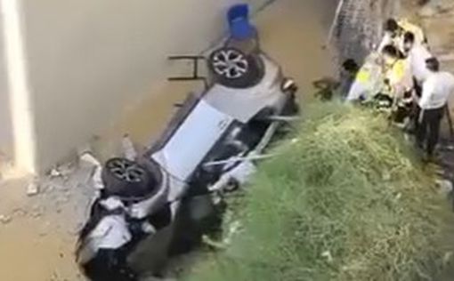 В Бней-Браке автомобиль упал с многоуровневой парковки