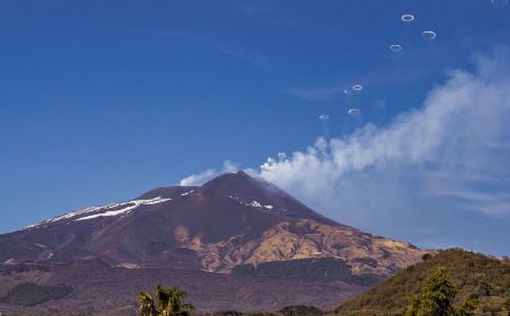 Вулкан Этна курит ровными кольцами