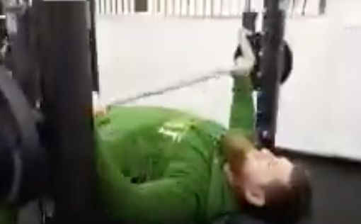 Кадыров снял на видео как "жмет" штангу от груди
