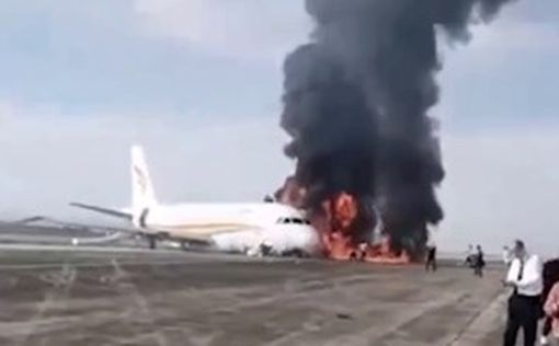 В китайском аэропорту Чунцин загорелся самолет с пассажирами