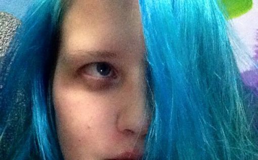 Девушку высадили из автобуса из-за синих волос