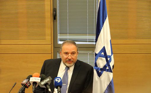 Либерман одобрил уход арабских депутатов