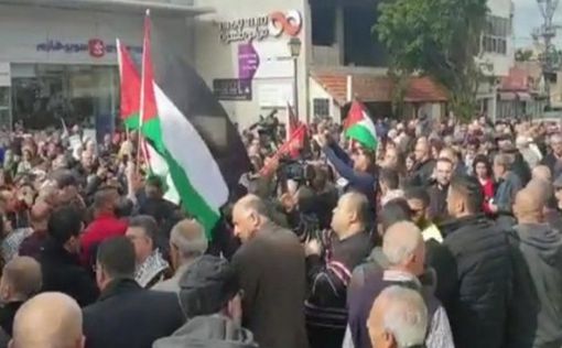Арабы на ралли против трансфера с палестинскими флагами