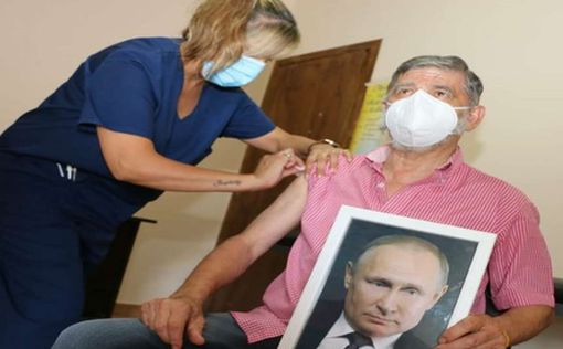 В Аргентине мэр города привился с портретом Путина в руках | Фото: AFP