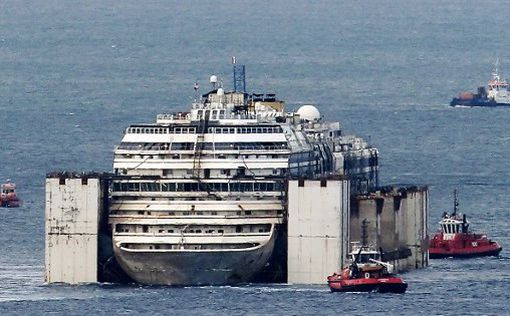 Лайнер "Коста Конкордия" отбуксирован в порт Генуи