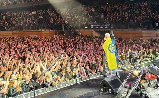 Фронтмен Judas Priest поддержал Украину на концерте в Берлине. Фото