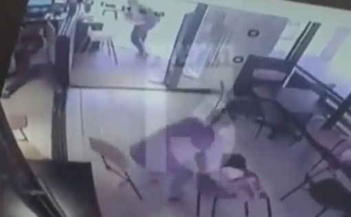 Видео камер наружного наблюдения в ресторане в Маале-Адумим в момент теракта