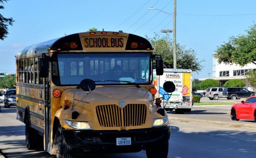 В США школьный автобус столкнулся с грузовиком