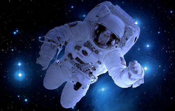 Космонавт с пивом на луне картинка