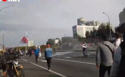 В Минске активисты сломали водомет