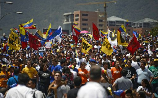 Огонь, вода и слезоточивый газ в Венесуэле