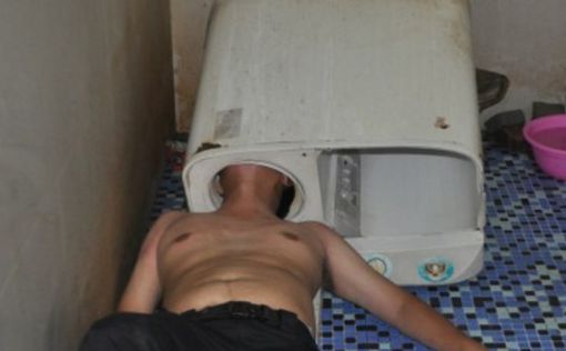 В Китае спасли застрявшего в стиральной машине мужчину