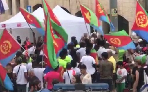 Беженцы размахивали флагами Эритреи на Giro D’Italia