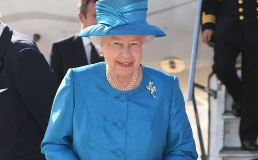 Король Великобритании открыл первую посмертную статую Елизаветы II