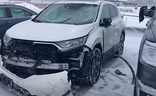 В США снегоуборочная машина повредила десятки машин: видео
