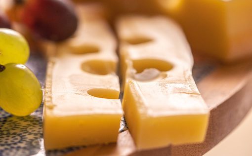 Швейцария проиграла суд за коровий сыр с крупными дырками