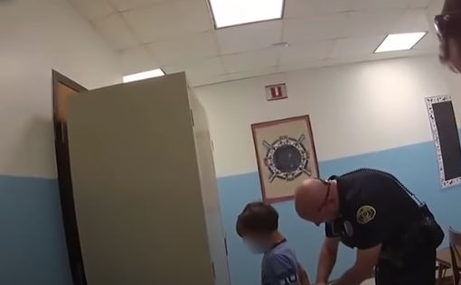 В США копы пытались запугать 8-летнего мальчика наручниками