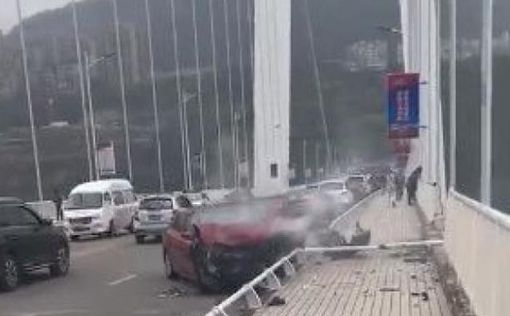 В Китае автобус с людьми рухнул в реку, есть жертвы