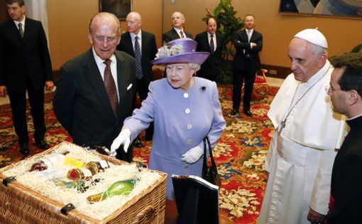 Королева привезла Папе виски, яйца и мыло