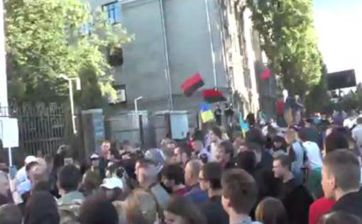 Киев. У посольства России бросают взрывпакеты, сорвали флаг