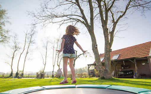 Дания: детям запретили прыгать на батутах и кричать